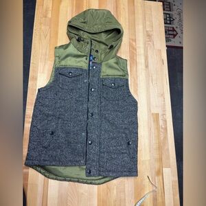 Beautiful giant men’s size S olive vest with gray polyester and wool